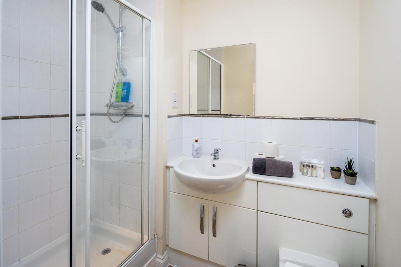 Central Watford Stylish 2 Bedroom Serviced Apartment With Free Parking Εξωτερικό φωτογραφία